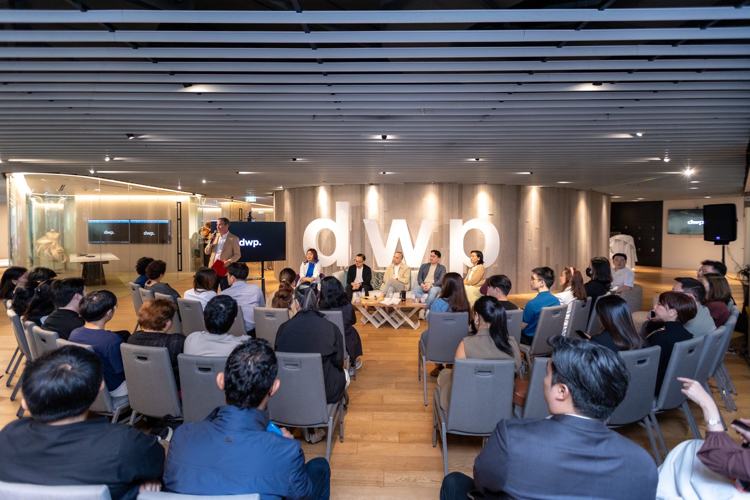 dwp.Dialogue: Beyond the Desk - The Next-Gen Workplace at AI Speed
